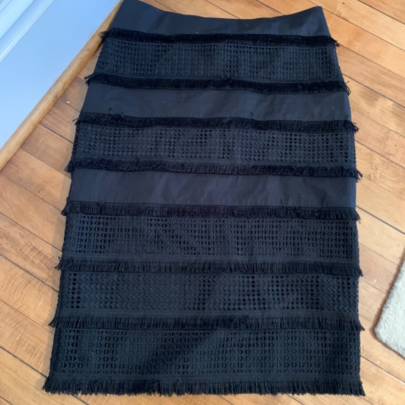 Banana Republuc Lace midi fringed pencil skirt. Worn once - Picture 4 of 5